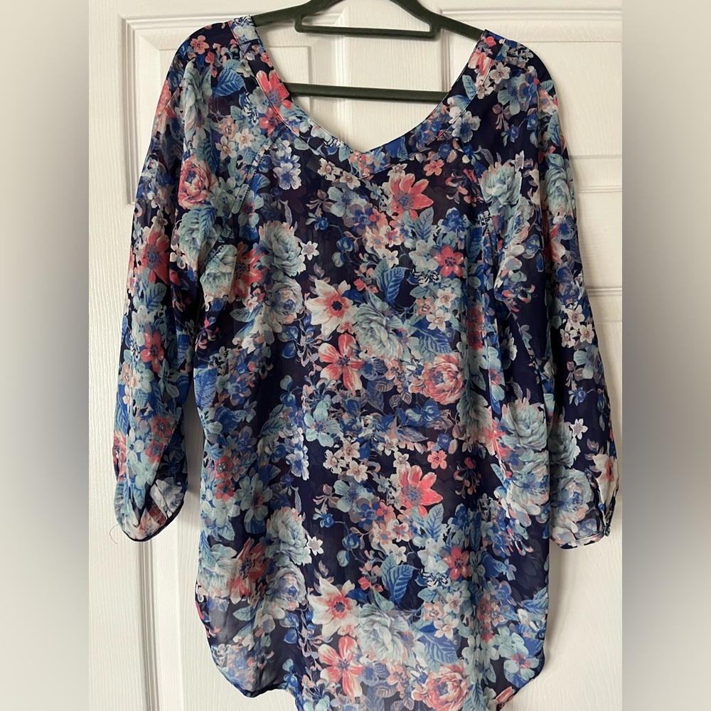 LC Lauren Conrad Size MEDIUM floral blouse 🌸 - Picture 4 of 9